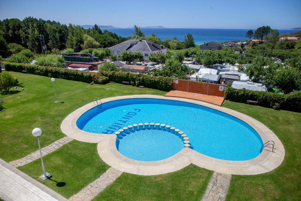 uma vista superior de uma piscina num quintal em Viviendas Uso Turistico Fontiña - Playa Montalvo Sanxenxo em Sanxenxo