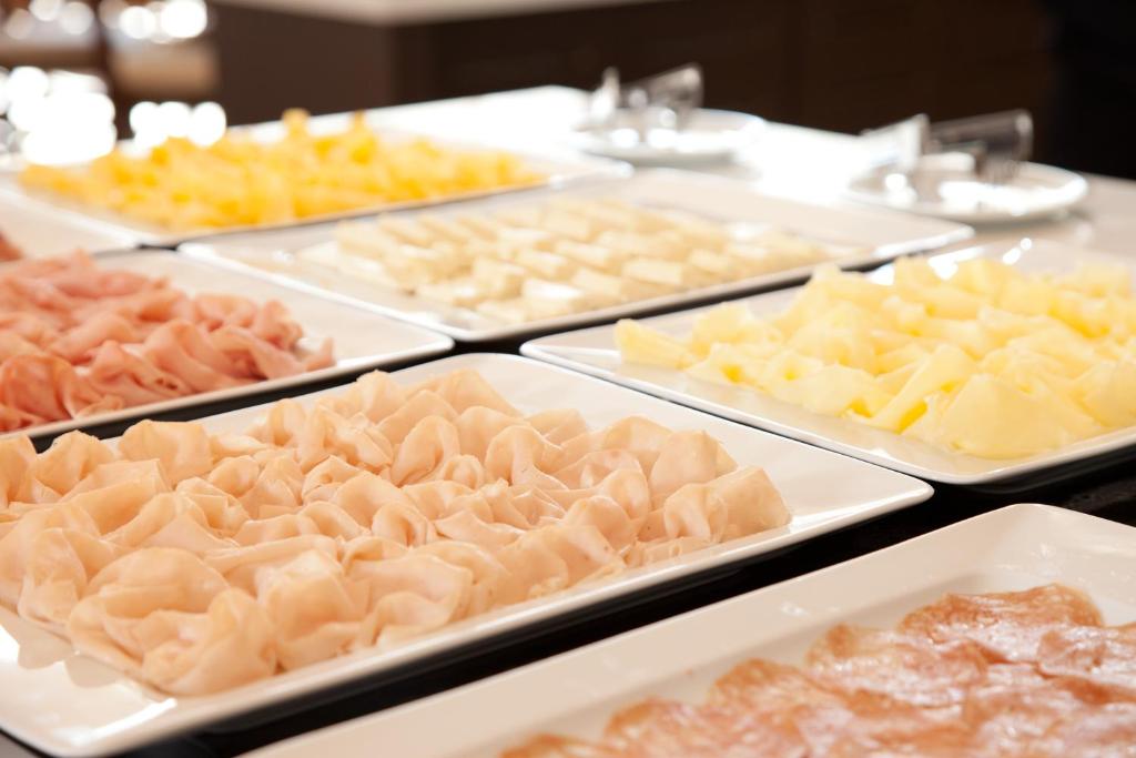 Comida en o cerca de este hotel