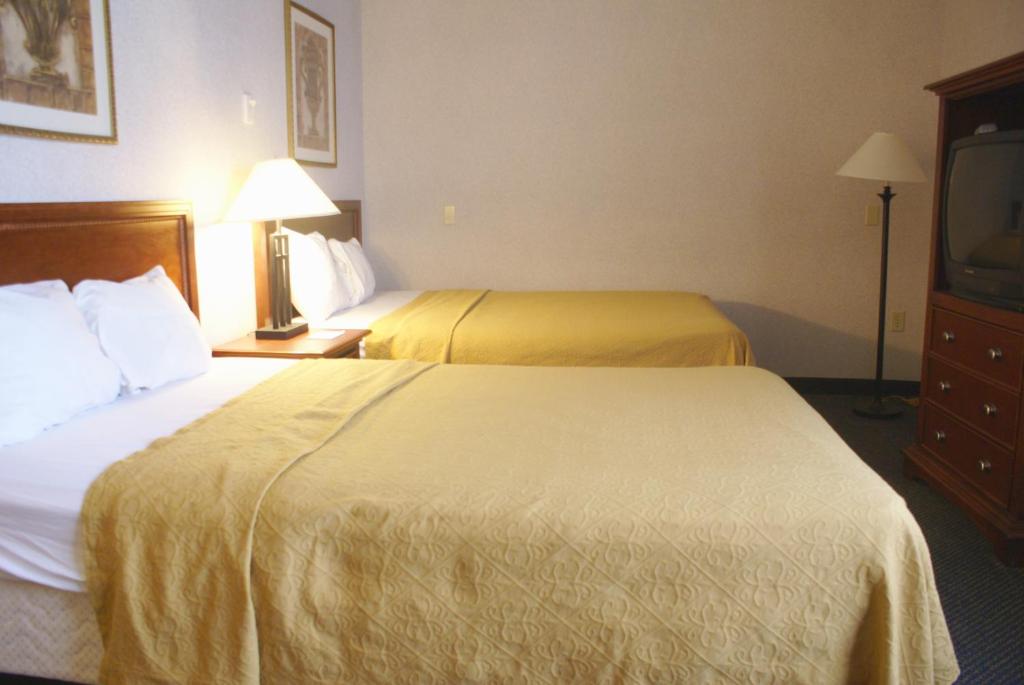 Postel nebo postele na pokoji v ubytování Raritan Hotel