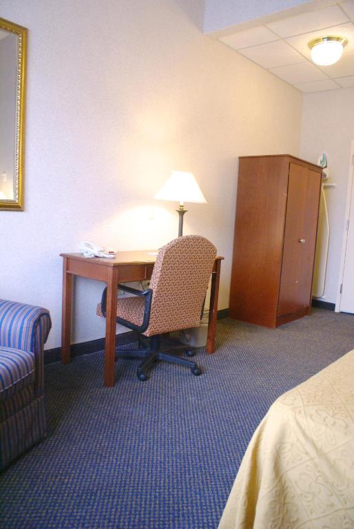 Postel nebo postele na pokoji v ubytování Raritan Hotel