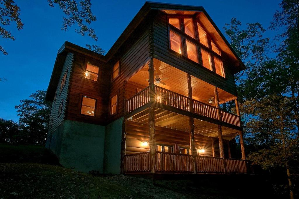 賽維爾維爾的住宿－Pinnacle Vista Holiday home，夜晚有灯的大木房子