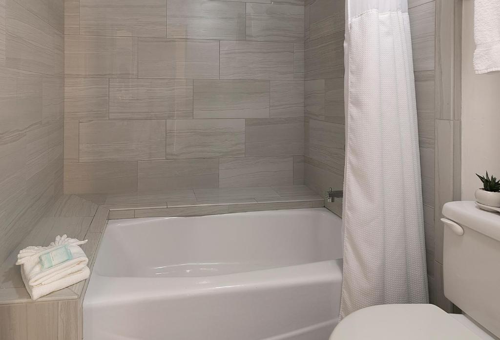 Ein Badezimmer in der Unterkunft Pismo Lighthouse Suites