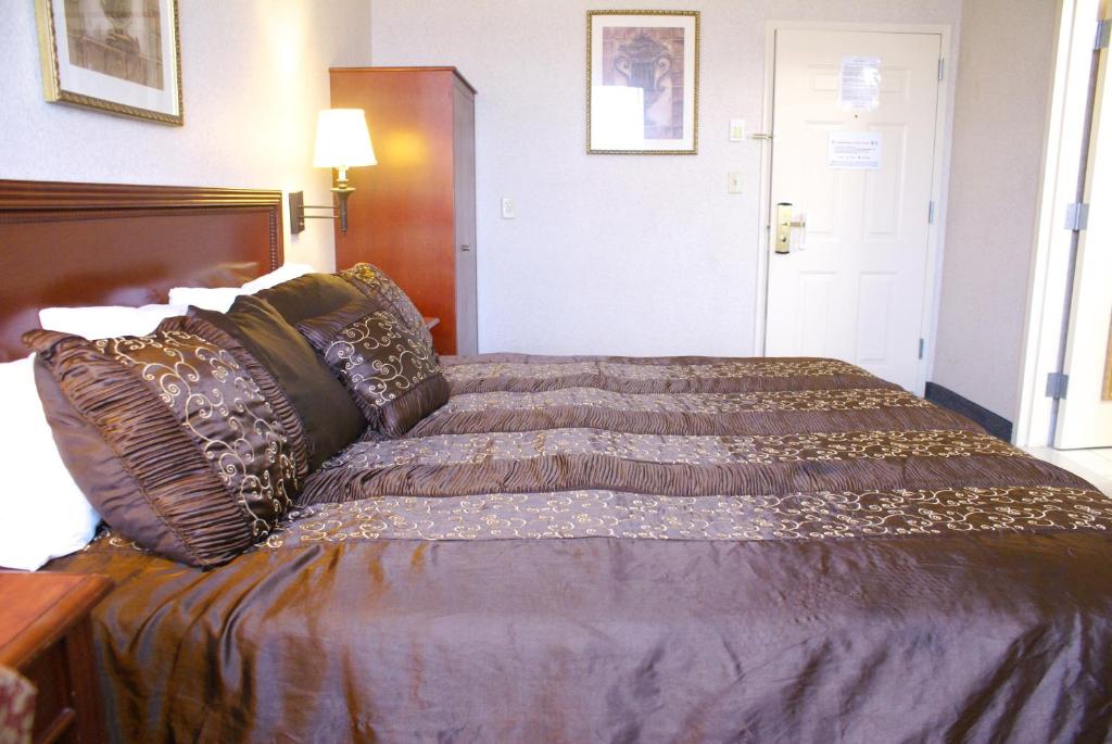 Postel nebo postele na pokoji v ubytování Raritan Hotel
