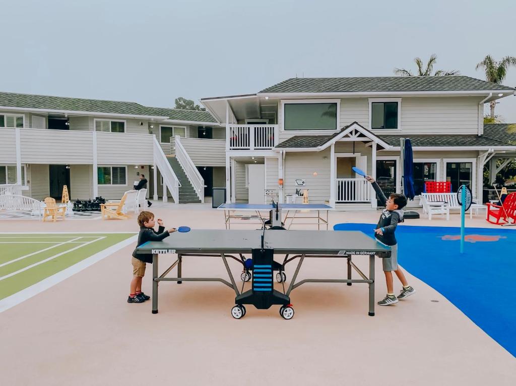 Stolní tenis v ubytování Pismo Lighthouse Suites nebo okolí