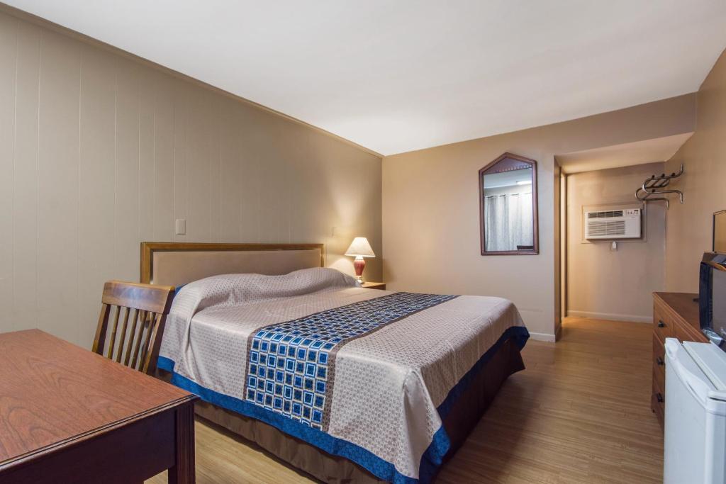Postel nebo postele na pokoji v ubytování Knights Inn Amsterdam
