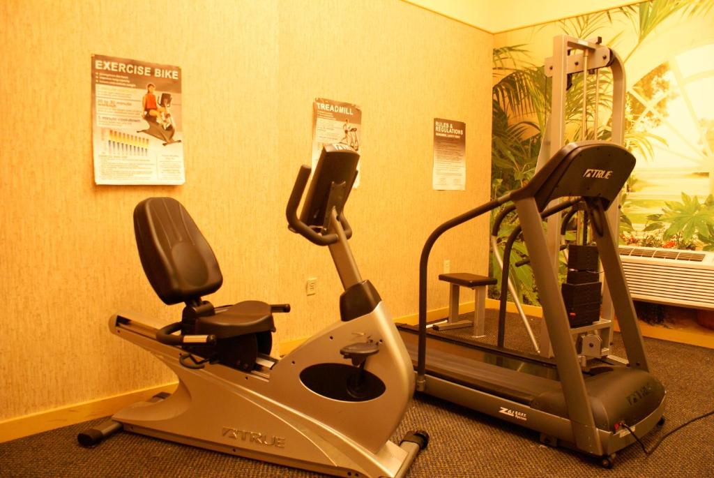 Fitness centrum a/nebo fitness zařízení v ubytování Raritan Hotel