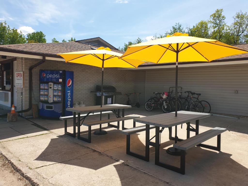 Patio nebo venkovní prostory v ubytování Pinawa Motel