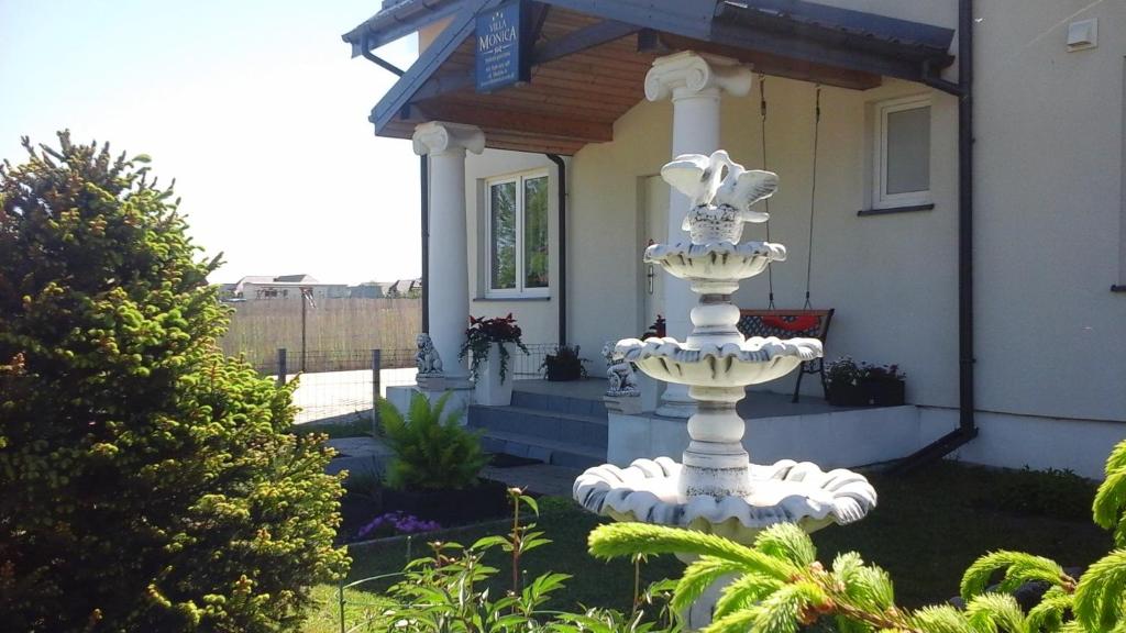 a white fountain in front of a house at Villa Monica pokoje dwuosobowe tylko dla dorosłych in Mielenko