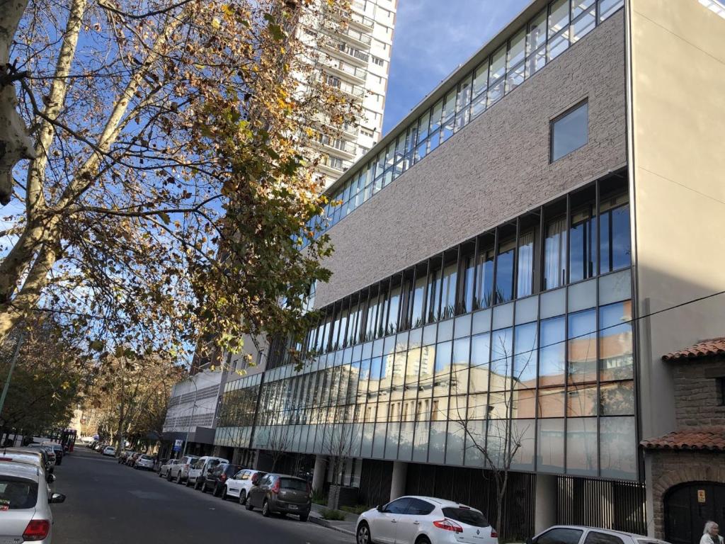 a building with cars parked on the side of a street at Hotel 15 de Mayo in Mar del Plata