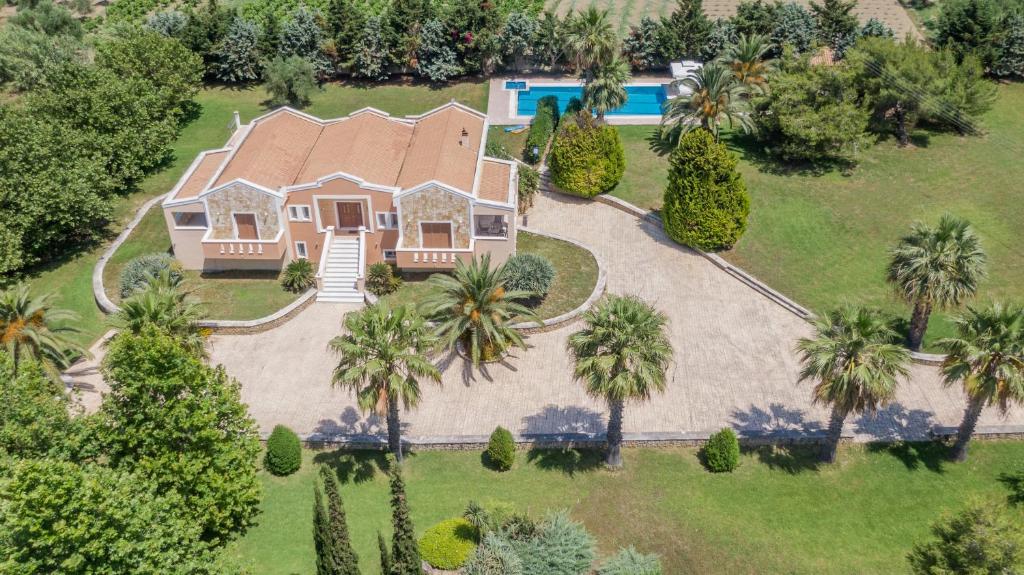 una vista aerea di una casa con palme di Leone Luxury Villas a Kalamákion
