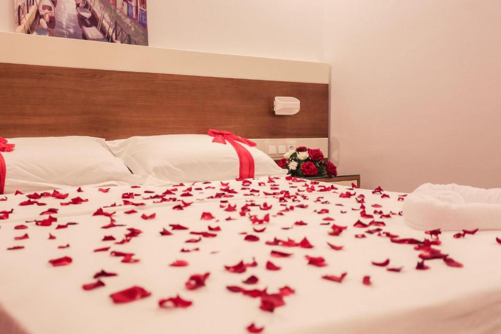Postel nebo postele na pokoji v ubytování HOTEL MAKARIM TETOUAN