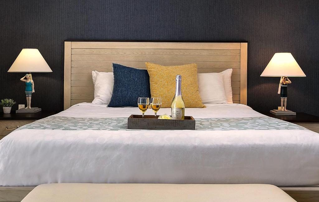 Ein Bett oder Betten in einem Zimmer der Unterkunft Pismo Lighthouse Suites