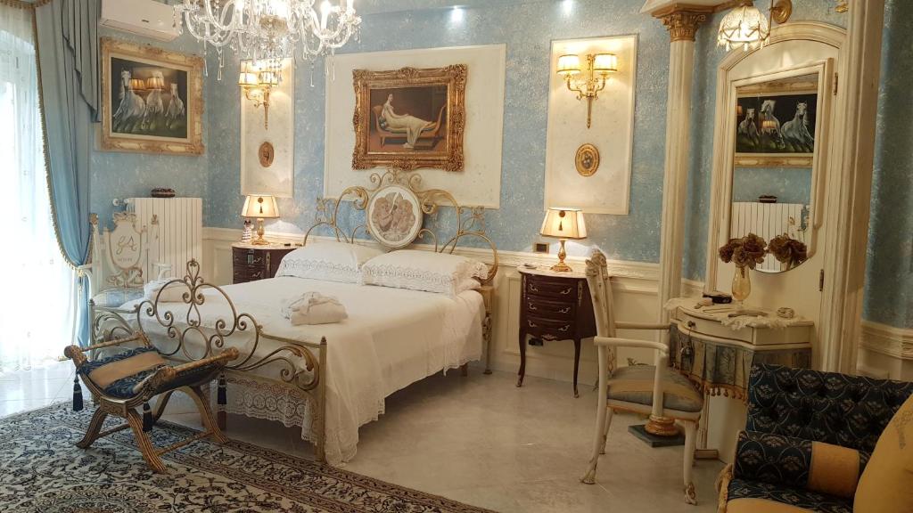 1 dormitorio con cama, escritorio y silla en Luxury B&B IL Sogno, en Cerignola