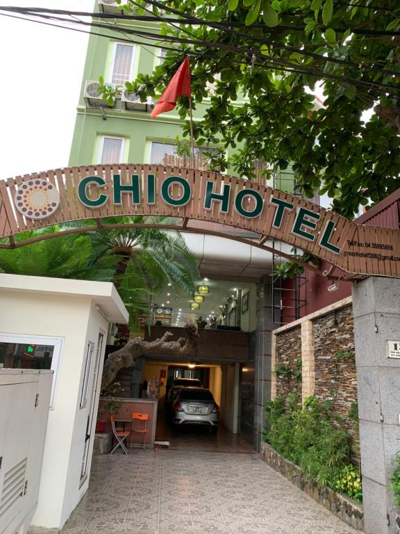 ハノイにあるChio Boutique Hotelの建物前のチコホテルの看板