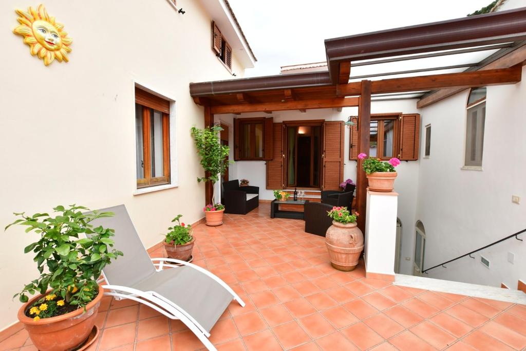 Patio lub wspólna przestrzeń na świeżym powietrzu w obiekcie Il Centro Storico Ravello