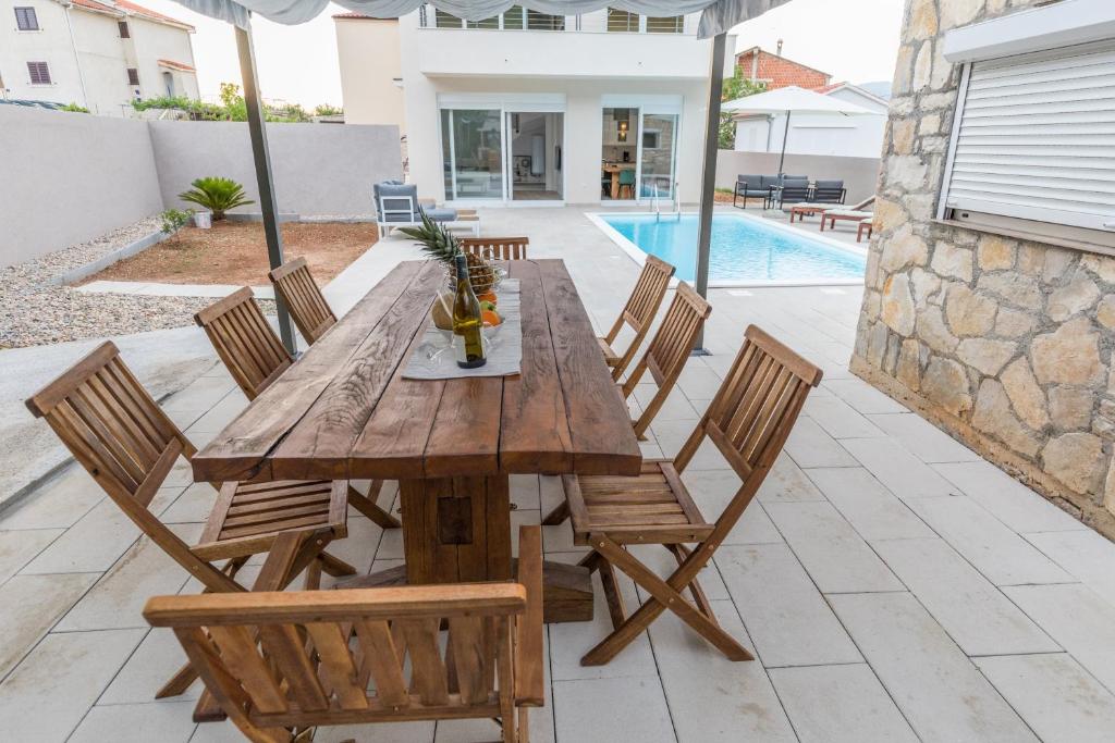 Basen w obiekcie Villa Lele - peace, mountain & sea view, heated pool lub w pobliżu