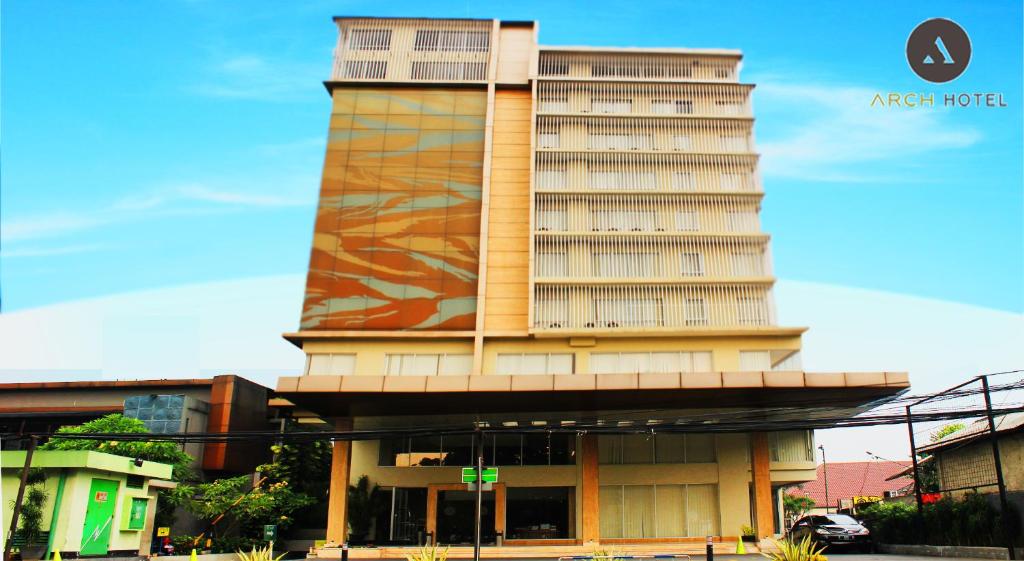 un edificio con una pintura a un lado. en Arch Hotel Bogor, en Bogor