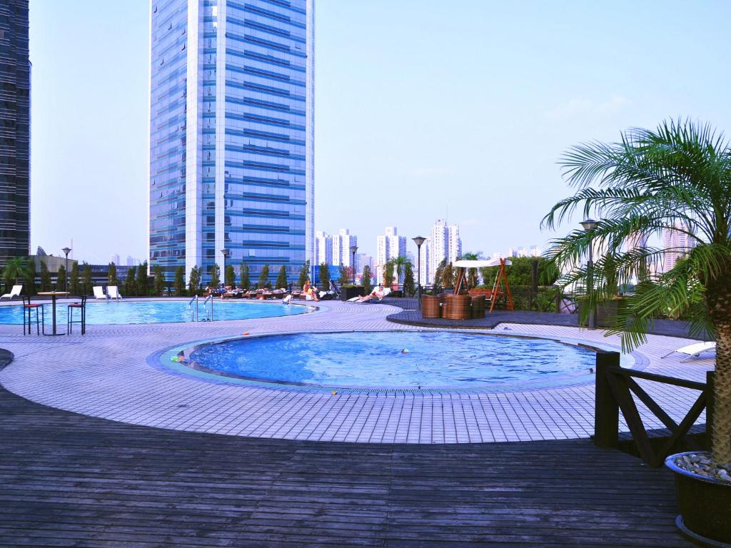 Bazén v ubytování Jinling Purple Mountain Hotel Shanghai（Shanghai Grand Trustel Purple Mountain Hotel） nebo v jeho okolí