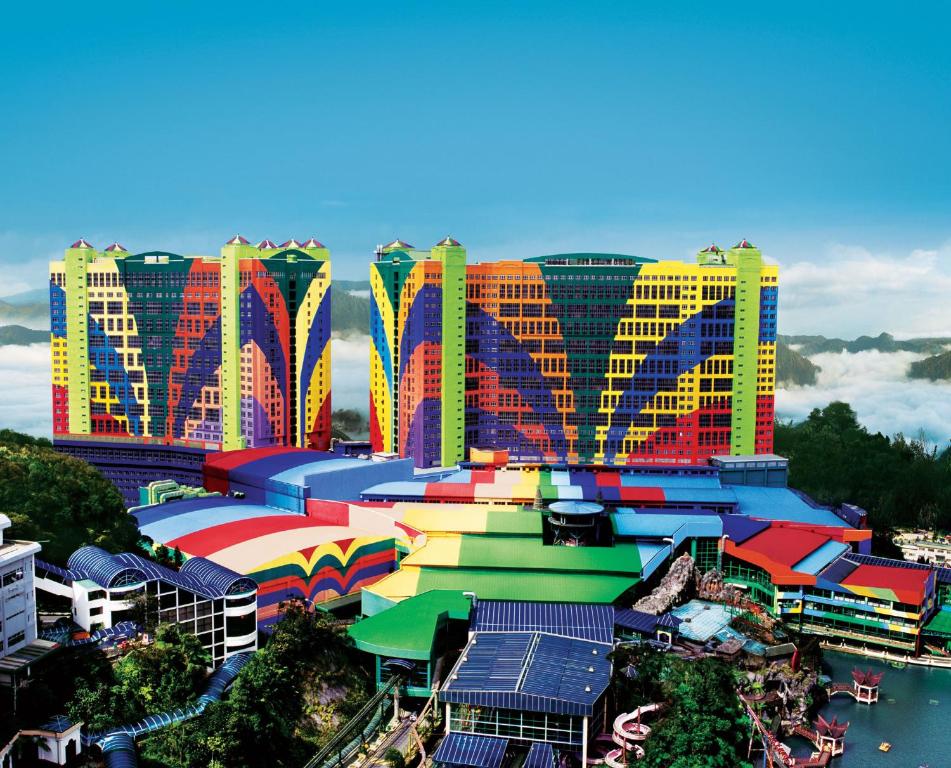 een kleurrijk gebouw met gebouwen op de achtergrond bij Resorts World Genting - First World Hotel in Genting Highlands