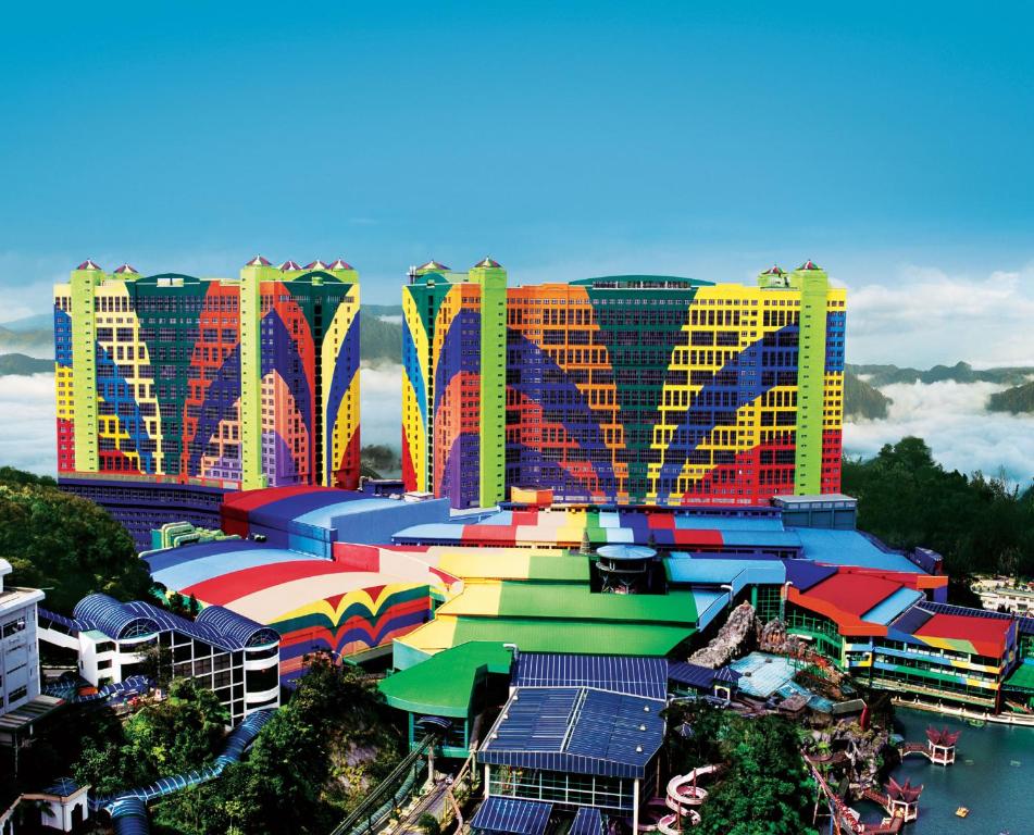 un bâtiment coloré avec des bâtiments en arrière-plan dans l'établissement Resorts World Genting - First World Hotel, à Genting Highlands