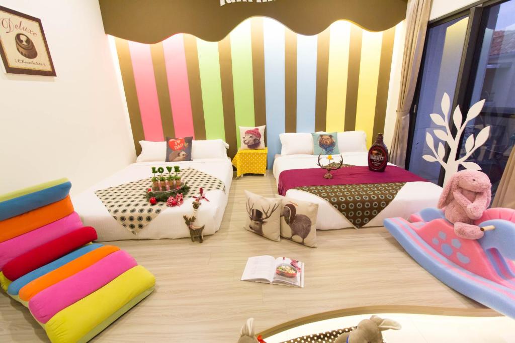 A bed or beds in a room at 澳玩客電梯民宿