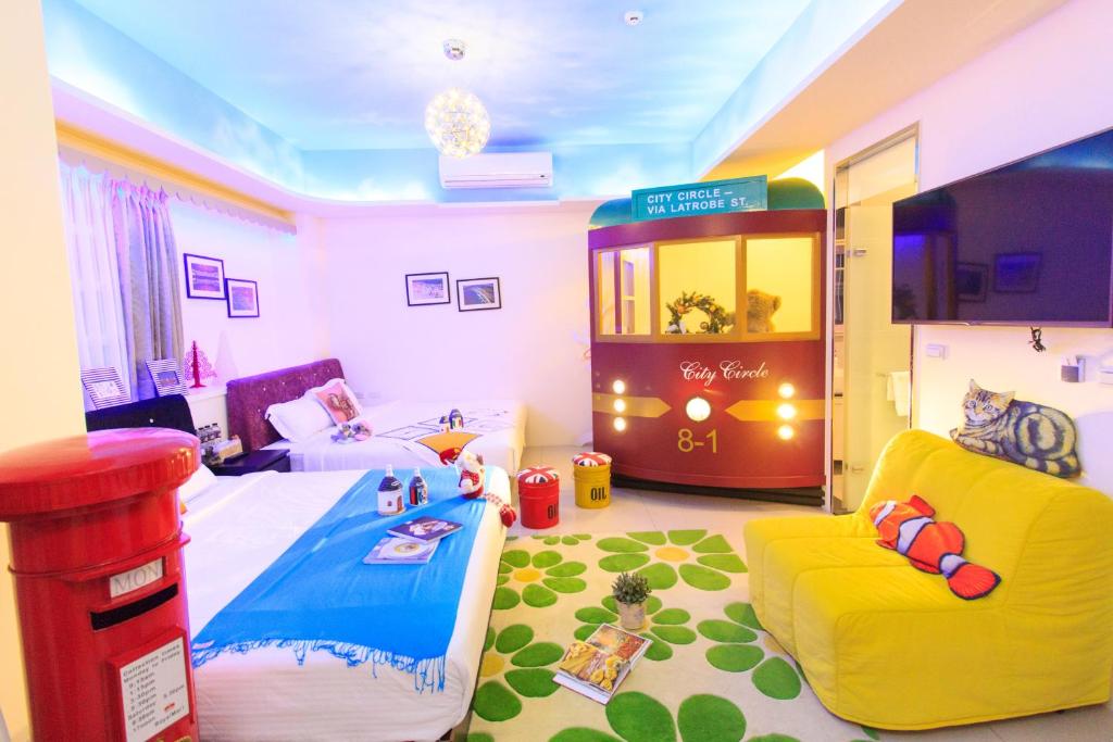 a childs room with a toy train in the middle at 澳玩客電梯民宿 in Wujie