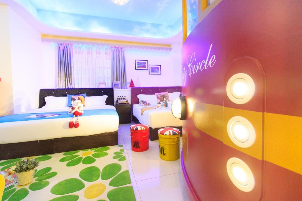 A bed or beds in a room at 澳玩客電梯民宿
