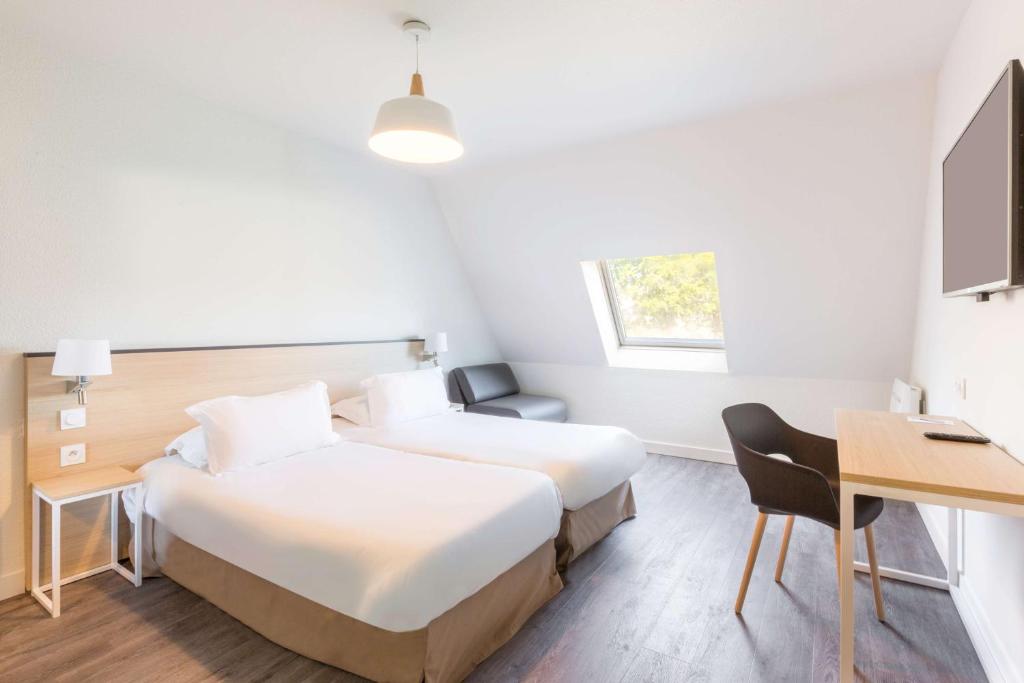 Postel nebo postele na pokoji v ubytování Best Western Armor Park Dinan et Spa
