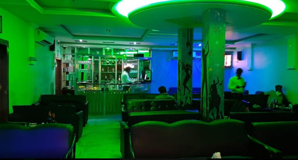 The lounge or bar area at HOTEL VAITHEE PARK