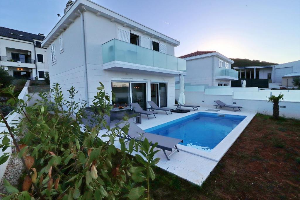 ein Haus mit Pool im Hof in der Unterkunft Villa Dalmatinka in Drače