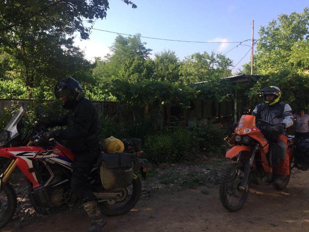 twee mensen die motorrijden op een onverharde weg bij GoGni OLD ROOM in Gogni