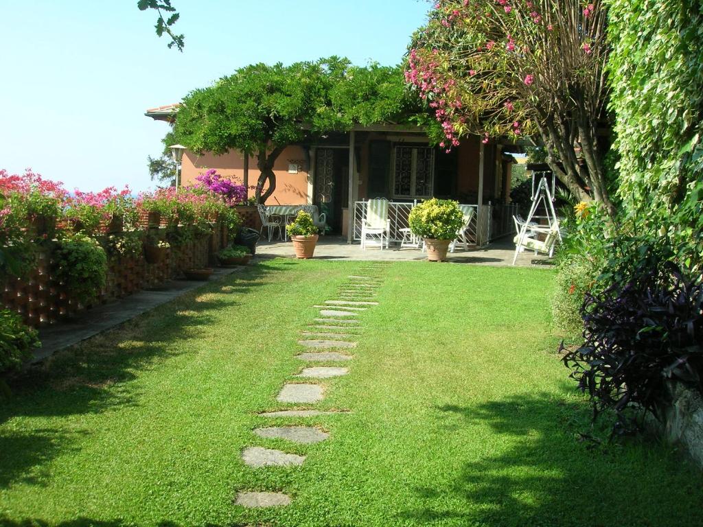 un giardino con un sentiero che conduce a una casa di Villa Maria: aria di mare a Recco