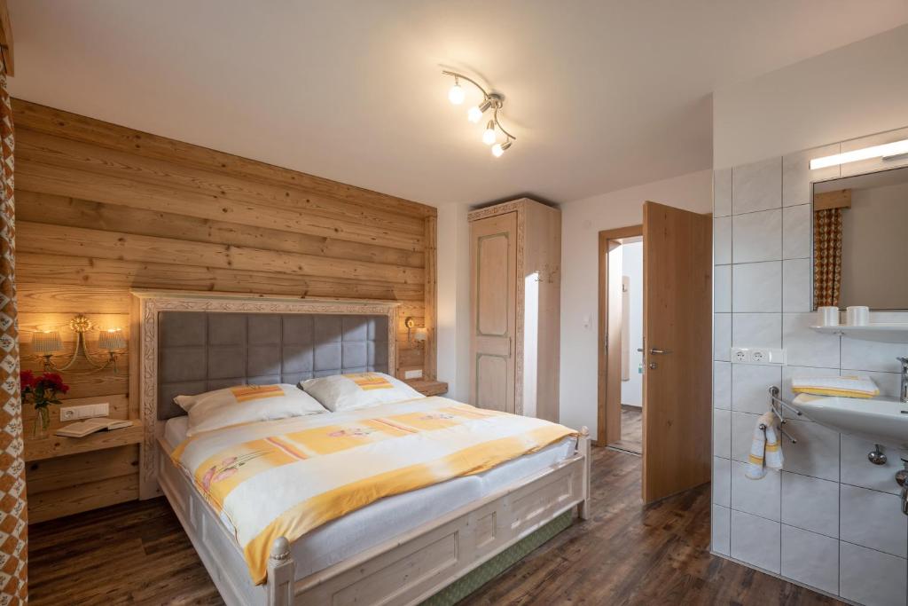 Postel nebo postele na pokoji v ubytování Saibatenhof