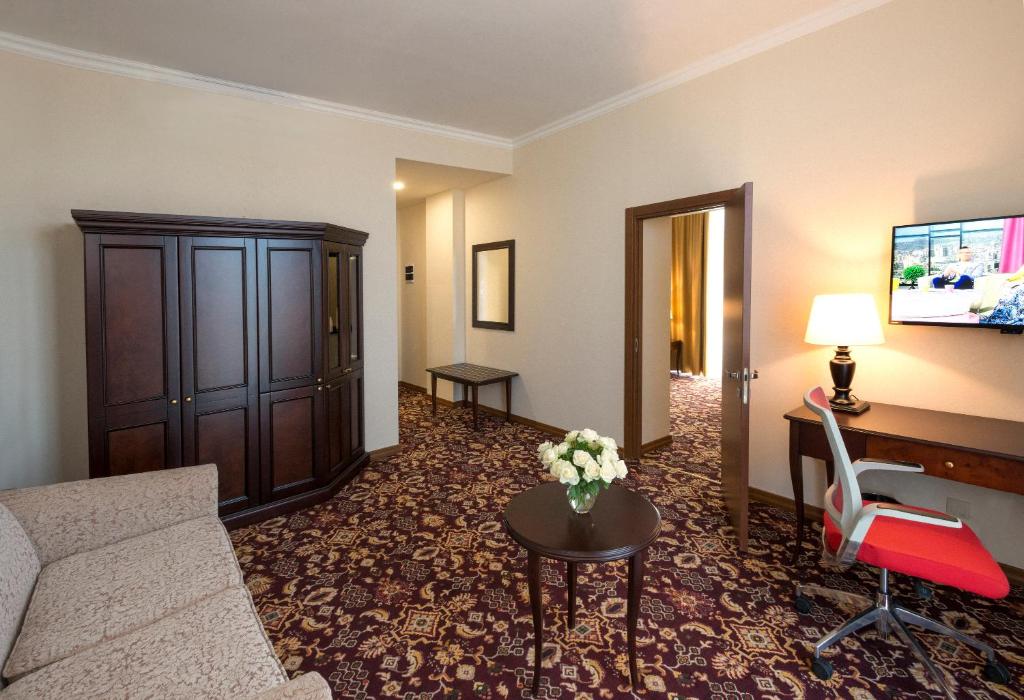 TV a/nebo společenská místnost v ubytování Ani Grand Hotel Yerevan