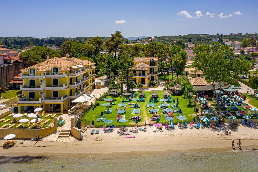 uma vista aérea de uma praia com guarda-sóis em Zarkadis Beach Apartments em Tsilivi