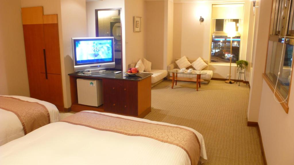 TV a/nebo společenská místnost v ubytování Tian Long Hotel