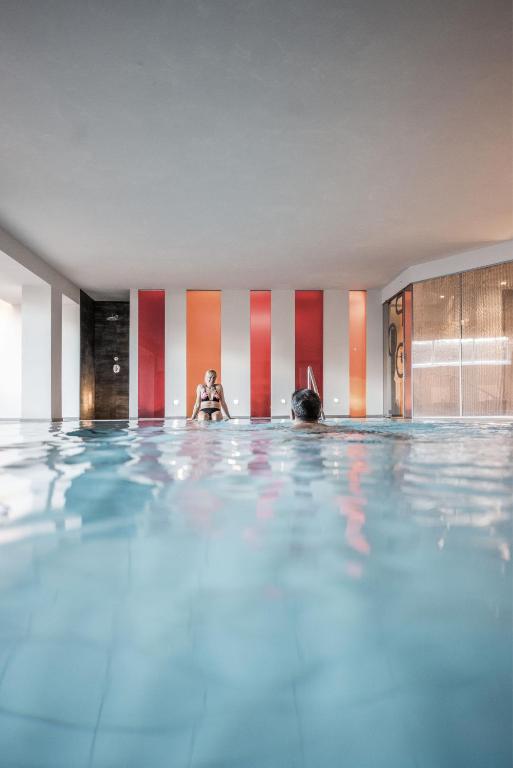 Basen w obiekcie Hotel Krondlhof lub w pobliżu