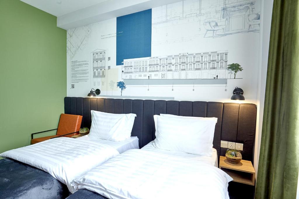 Postel nebo postele na pokoji v ubytování Graphica Tbilisi Hotel