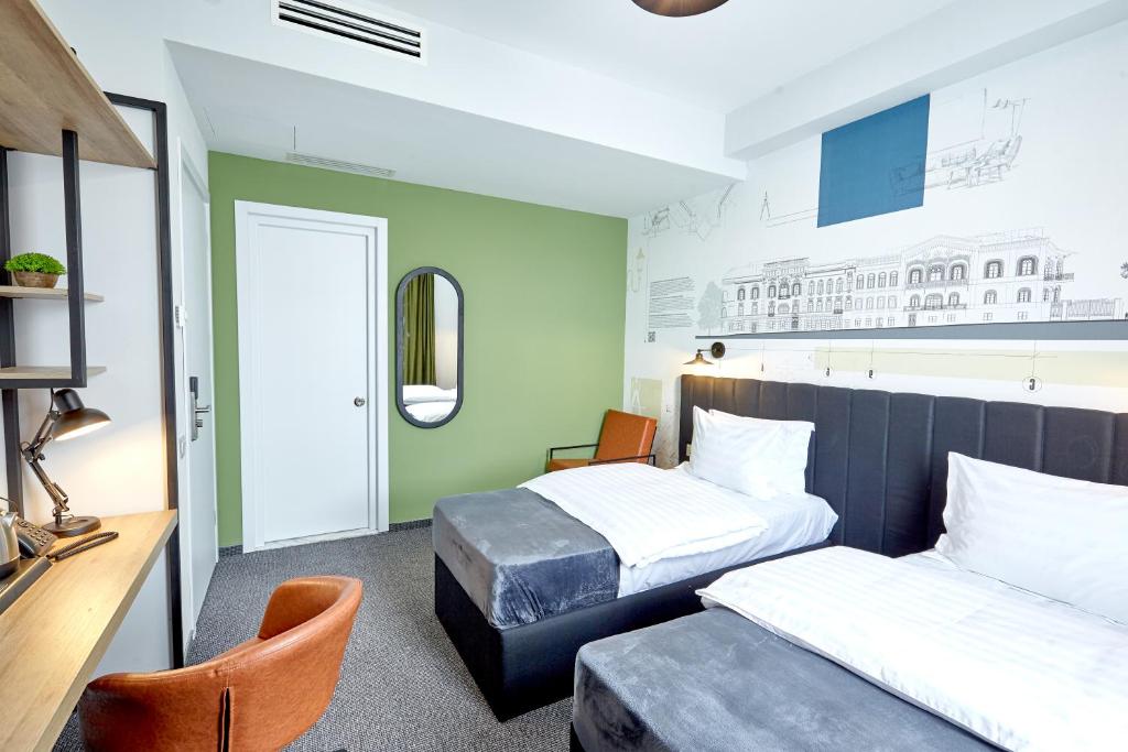 Postel nebo postele na pokoji v ubytování Graphica Tbilisi Hotel