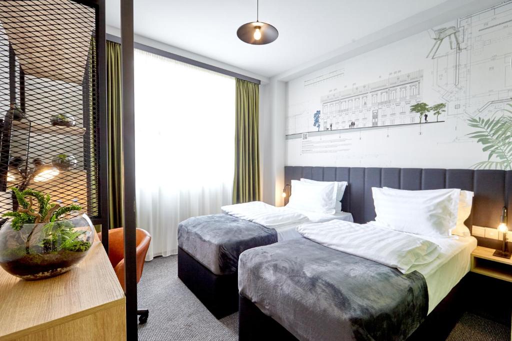 Postel nebo postele na pokoji v ubytování Graphica Tbilisi Hotel