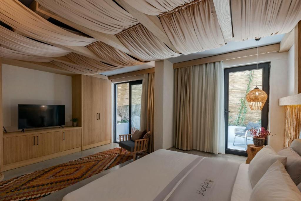 TV a/nebo společenská místnost v ubytování Harbour Suites Fethiye