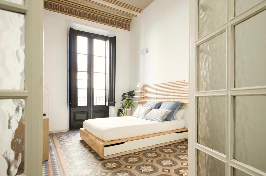 a bedroom with a bed and a door at Mediterranean Way - Apartamento Canela in Tarragona