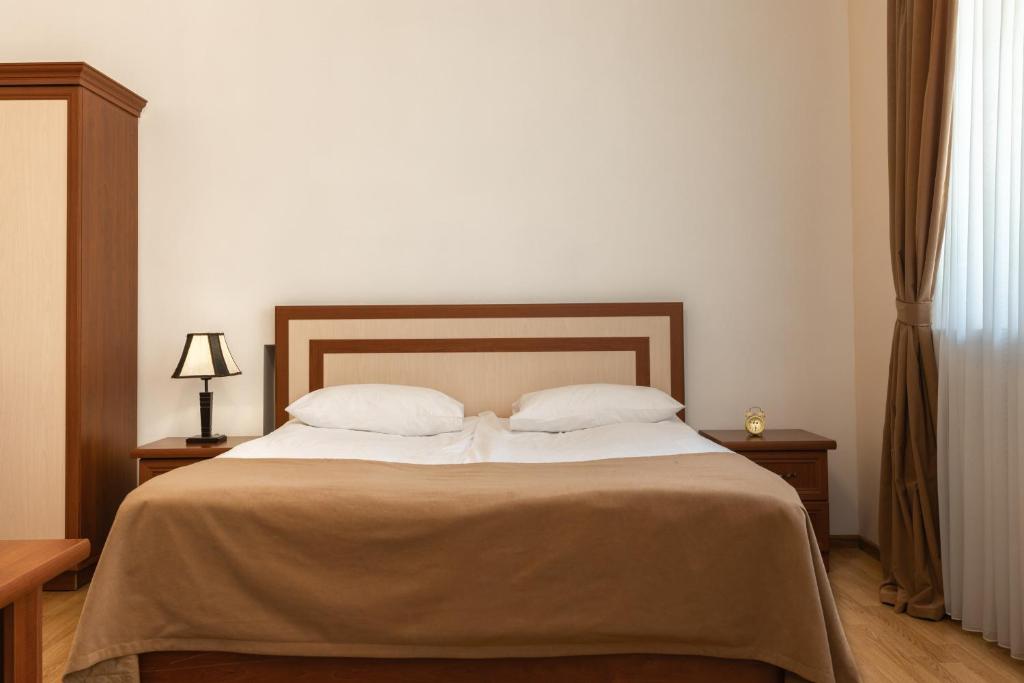 Postel nebo postele na pokoji v ubytování Ariana Family Hotel