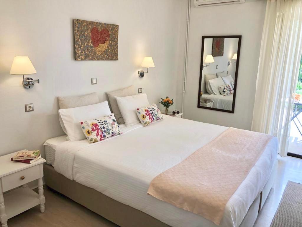 Postel nebo postele na pokoji v ubytování NIKOLETA'S CORFU APARTMENTS