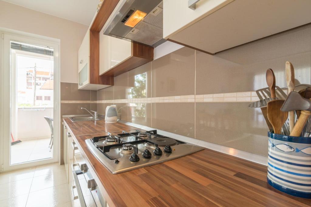 Kuchyňa alebo kuchynka v ubytovaní Apartmani Drago