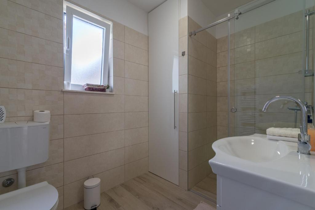 Kúpeľňa v ubytovaní Apartmani Drago
