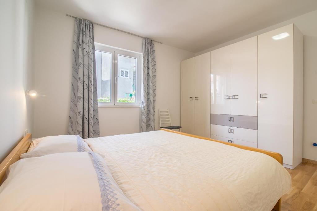 Posteľ alebo postele v izbe v ubytovaní Apartmani Drago