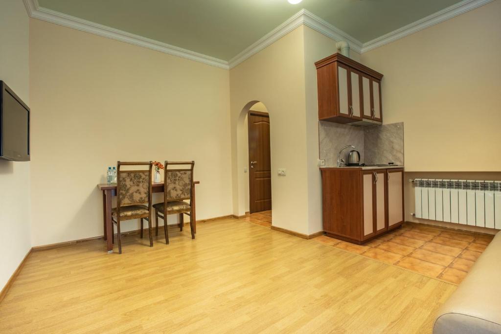 Kuchyň nebo kuchyňský kout v ubytování Ariana Family Hotel