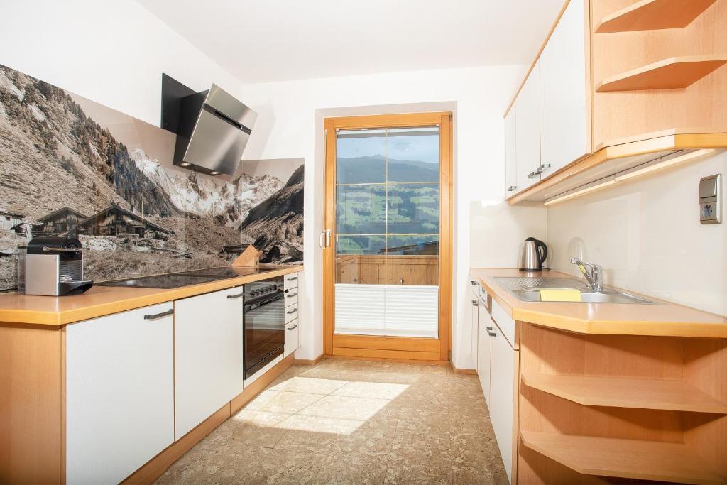 Kuchyň nebo kuchyňský kout v ubytování "Chalet Bergzeit" Ferienhaus mit Sauna & Wellness