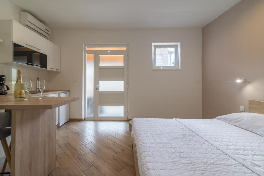 Posteľ alebo postele v izbe v ubytovaní Apartmani Drago